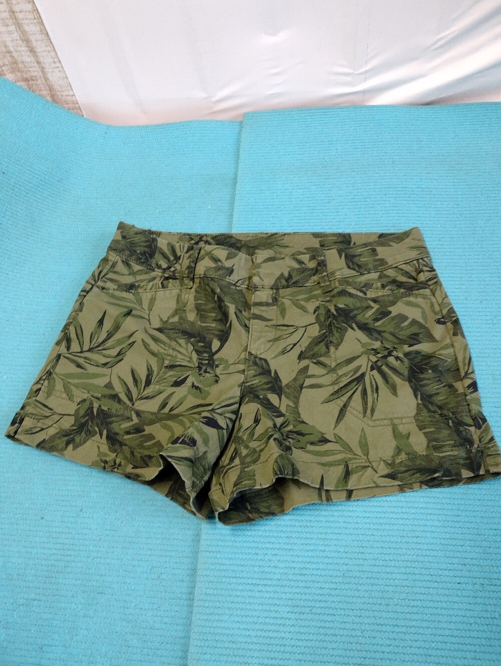 Old Navy Women's Olive Leaf Pixie Chino Shorts - 2